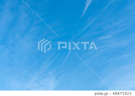 筋雲　青い空　冬の空　流れるような雲 46875923