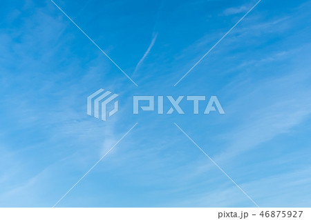 筋雲 青い空 冬の空 流れるような雲 筋雲 青い空 冬の空 流れるような雲 46875927