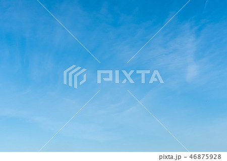 筋雲　青い空　冬の空　流れるような雲 46875928