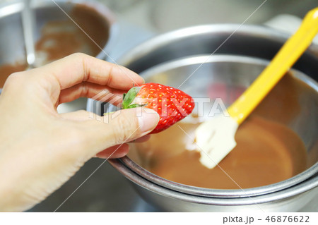 いちごと湯せんしたチョコレート いちごと湯せんしたチョコレート 46876622