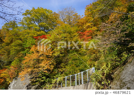 夏油温泉までは細い山道 46879621