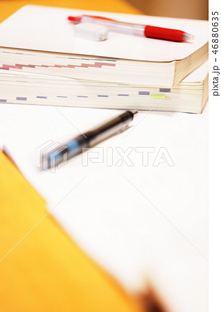 参考書と筆記用具 46880635