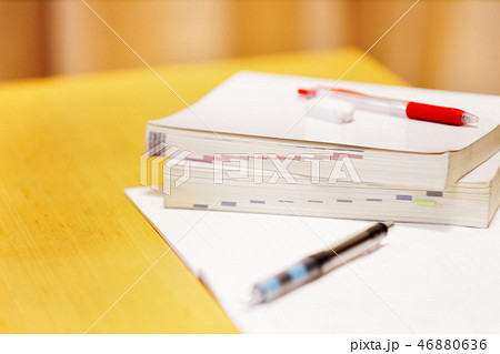 参考書と筆記用具 46880636