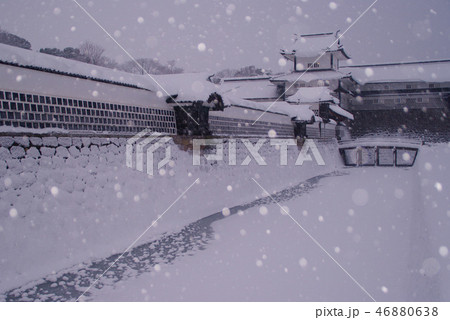 雪降る金沢城 46880638