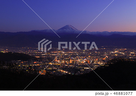 千代田湖白山から望む甲府盆地　夕焼け 46881077