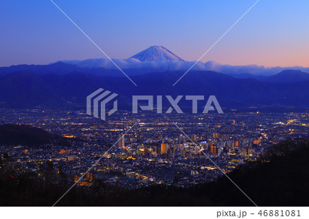 千代田湖白山から望む甲府盆地　夕焼け 46881081