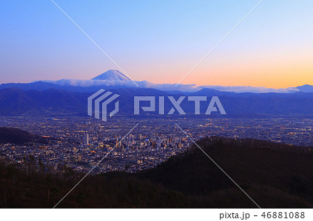 千代田湖白山から望む甲府盆地　夕焼け 46881088