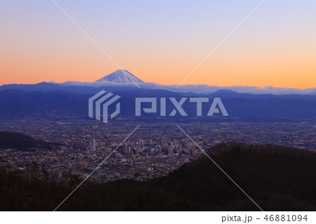 千代田湖白山から望む甲府盆地　夕焼け 46881094