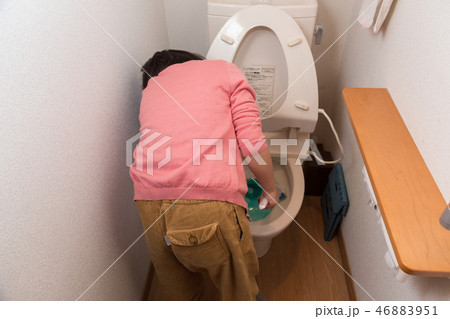 トイレ掃除をする女の子 トイレ掃除をする女の子 46883951