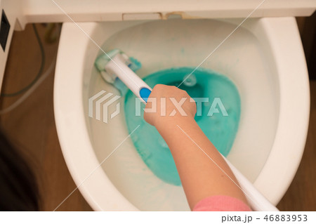 トイレ掃除をする女の子 46883953