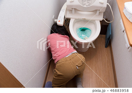 トイレ掃除をする女の子 46883958