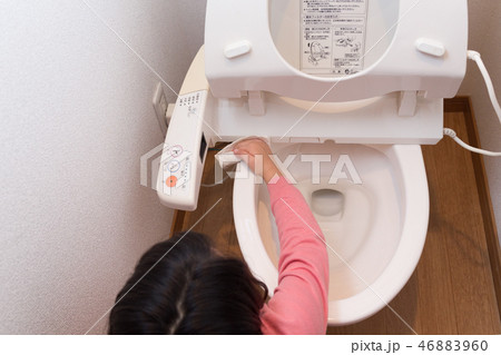 トイレ掃除をする女の子 トイレ掃除をする女の子 46883960