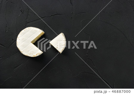 Brie cheese with slice 46887000