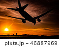夕焼けと飛行機 46887969