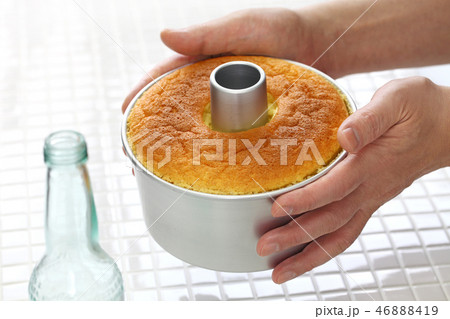 冷ましたシフォンケーキ 冷ましたシフォンケーキ 46888419