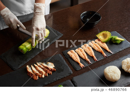 Process of preparing rolling sushi 46890766