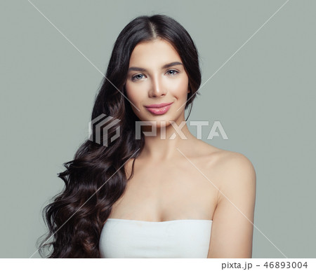 Smiling woman with curly hairstyle 46893004