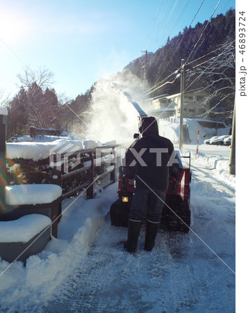 雪国の朝は除雪から始まります 雪国の朝は除雪から始まります 46893724