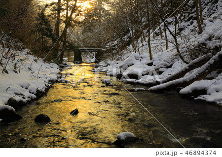 冬の釜淵の滝 46894374