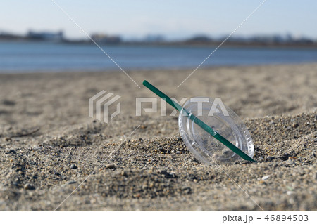 【イメージ画像】砂浜に捨てられたごみ ストロー 【イメージ画像】砂浜に捨てられたごみ ストロー 46894503