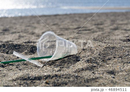 【イメージ画像】砂浜に捨てられたごみ プラカップ ストロー 【イメージ画像】砂浜に捨てられたごみ プラカップ ストロー 46894511