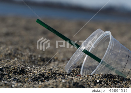 【イメージ画像】砂浜に捨てられたごみ プラカップ ストロー 【イメージ画像】砂浜に捨てられたごみ プラカップ ストロー 46894515