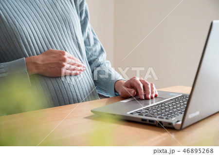 働く妊婦 デスクワーク 女性 パソコン 働く妊婦 デスクワーク 女性 パソコン 46895268