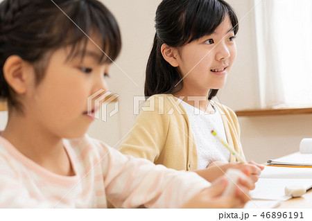 勉強 女の子 小学生 自宅学習 教育イメージ 46896191