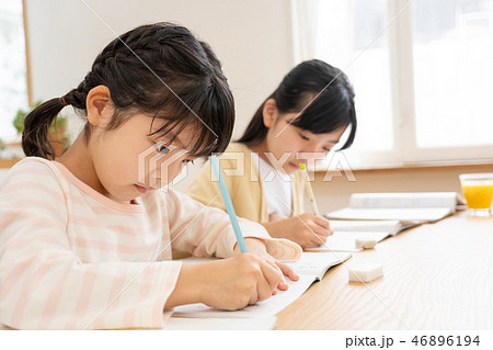 勉強 女の子 小学生 自宅学習 教育イメージの写真素材