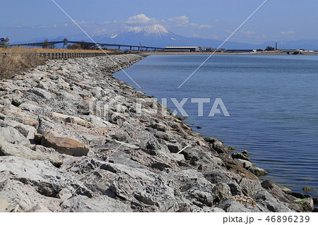 島根県松江市の大根島付近の県道338号線から中海越しに江島大橋と大山を見る 46896239