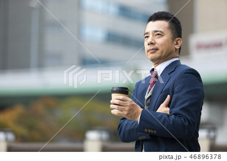 休憩するビジネスマン 46896378