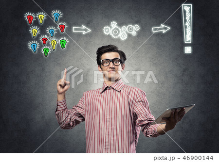 Guy using tablet 46900144