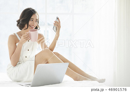 女性　リラックス 46901576