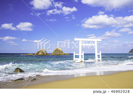 福岡県 糸島市  美しい二見ヶ浦の海と夫婦岩 46902028