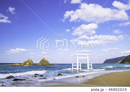 福岡県 糸島市  美しい二見ヶ浦の海と夫婦岩 46902029