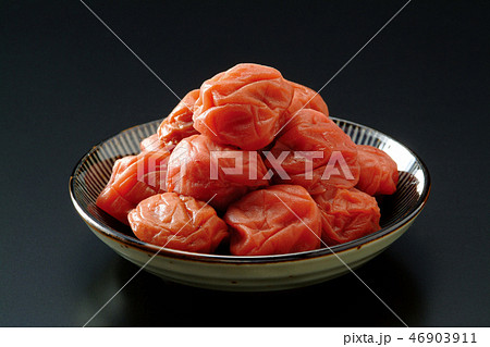 食品　ご飯の友　漬物　野菜　果実　食材　梅　梅干し　おかず　保存食　赤　酸っぱい 46903911