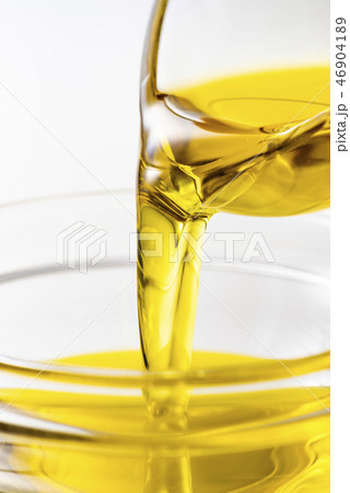オリーブオイルを器に注ぐ 46904189