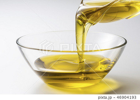 オリーブオイルを器に注ぐ 46904193