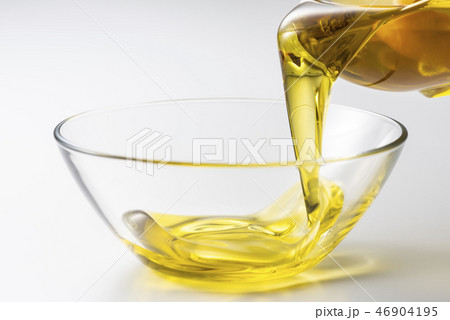 オリーブオイルを器に注ぐ 46904195