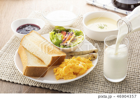 朝食にミルク 朝食にミルク 46904357