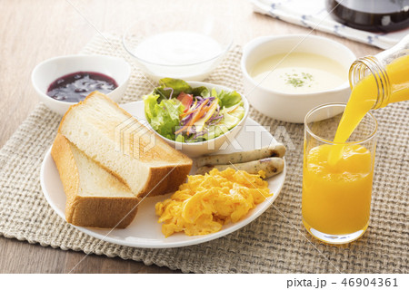 朝食にオレンジジュースの写真素材