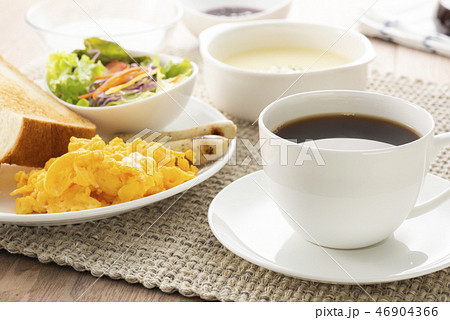 朝食にコーヒー 46904366