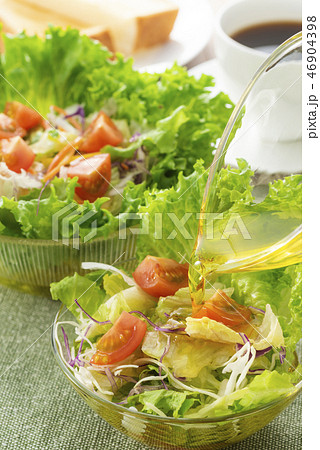 サラダにオリーブ油をかける 46904398