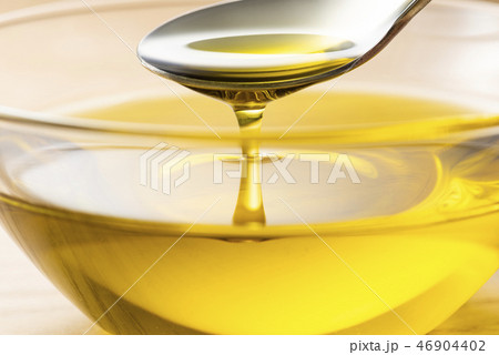 オリーブオイルをすくう オリーブオイルをすくう 46904402