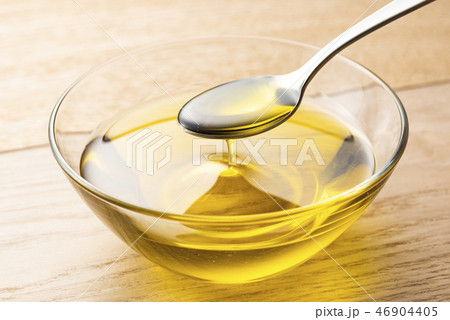 オリーブオイルをすくう オリーブオイルをすくう 46904405