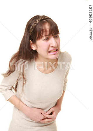 突発性の下痢に苦しむ女性 46905107