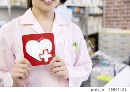 調剤　薬剤師　医療イメージ　赤十字マークを持つ薬剤師女性 46905161