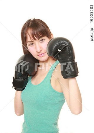 ファイティングポーズを決める女性ボクサー 46905583