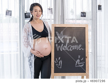 pregnant woman with welcome sign 46907296