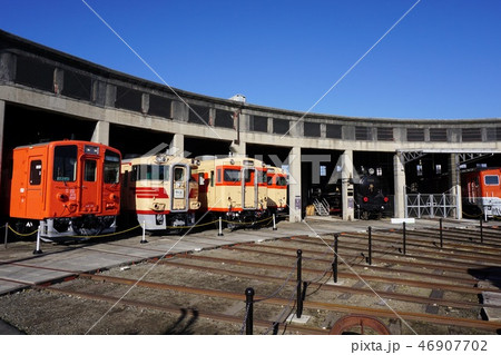 旧津山扇形機関車庫に並ぶ気動車とＳＬ 46907702